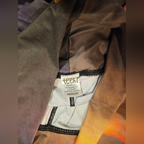 TEEKI LEGGINGS - 3 Size Med. Good pre-owned condition. - Picture 9 of 10